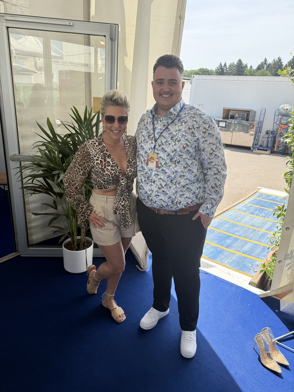 Marvin Markel mit Gast hinter den Kulissen