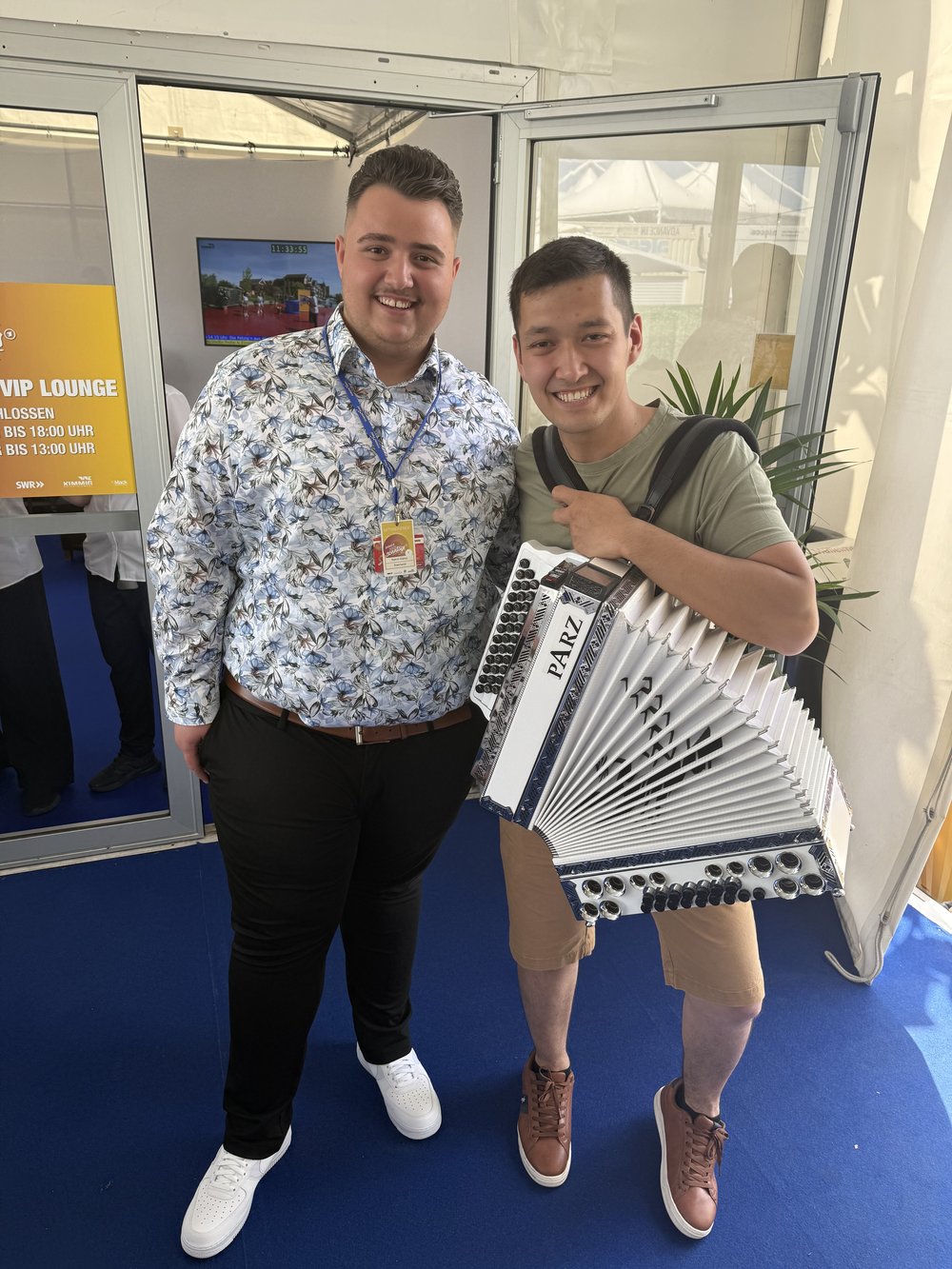Marvin Markel mit Akkordeon und Gast